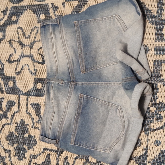 Cute little summer shorts - Picture 2 of 3